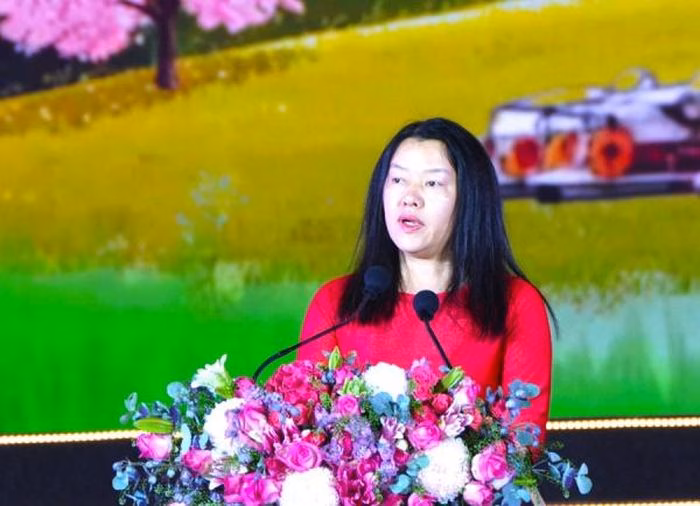 B&agrave; Trần Thị Vũ Loan khai mạc lễ hội hoa mai anh đ&agrave;o