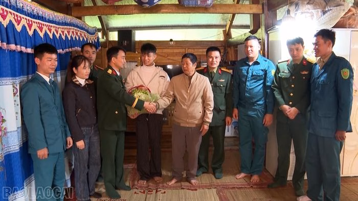 Đo&agrave;n c&aacute;n bộ Ban Chỉ huy PTKV 4 - Nghĩa Lộ thăm gia đ&igrave;nh Ho&agrave;ng Văn Huy