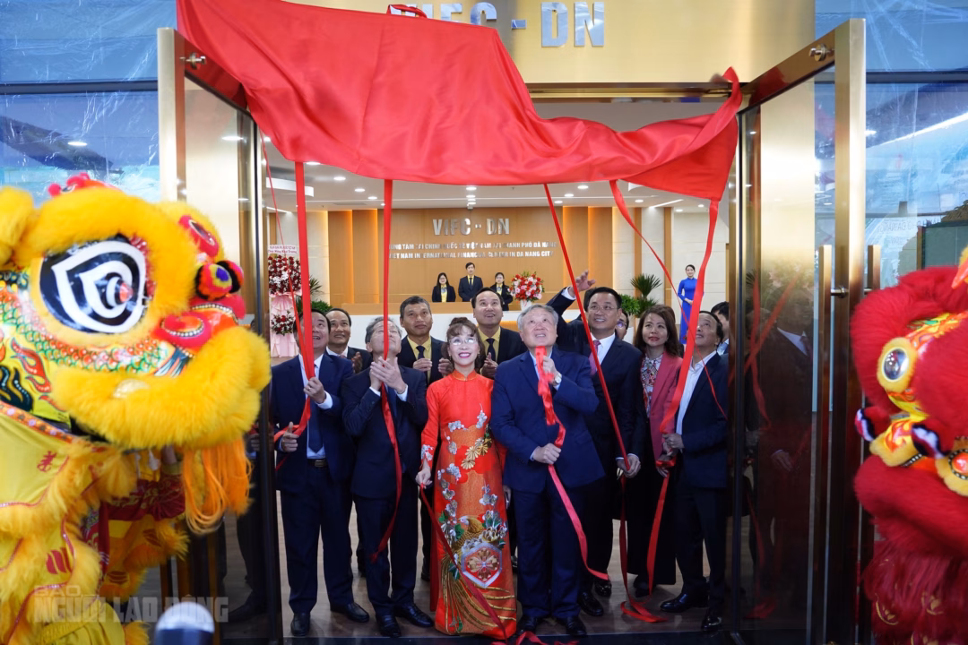 Ban l&atilde;nh đạo Trung t&acirc;m t&agrave;i ch&iacute;nh quốc tế Đ&agrave; Nẵng