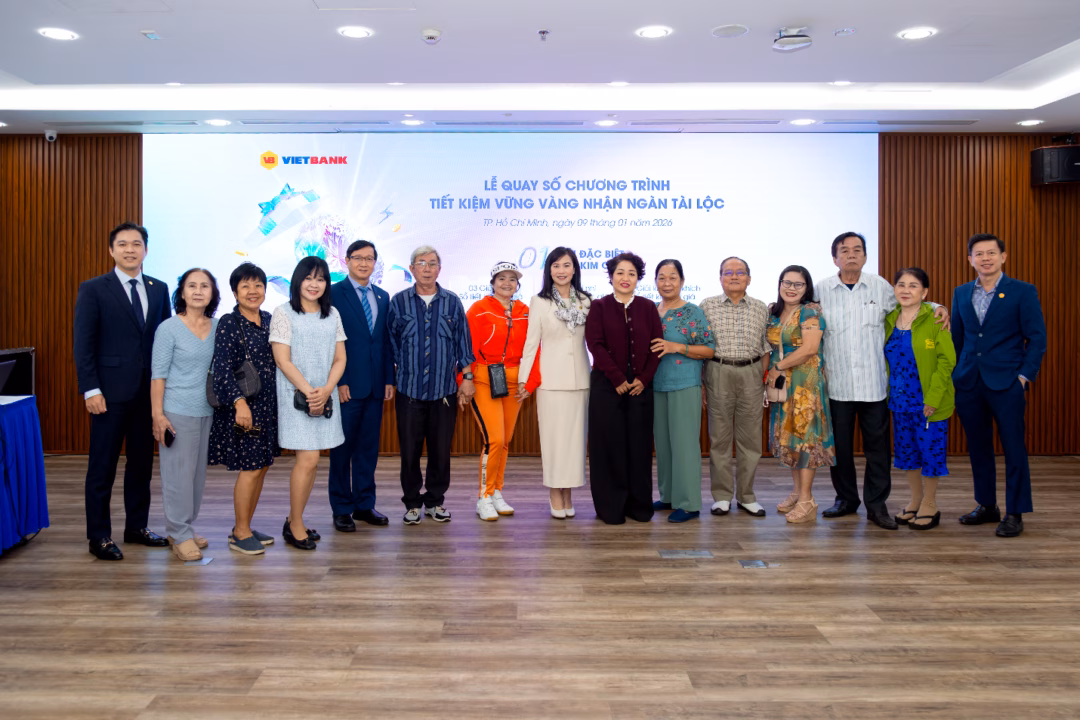 Ban l&atilde;nh đạo Vietbank chụp h&igrave;nh lưu niệm c&ugrave;ng kh&aacute;ch h&agrave;ng