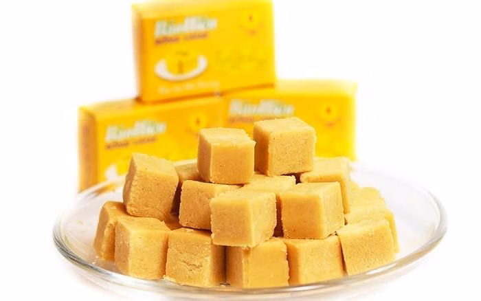 Du kh&aacute;ch mua b&aacute;nh đậu xanh l&agrave;m qu&agrave; lưu niệm