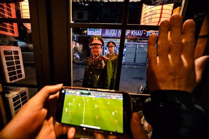 Chiến sĩ c&ocirc;ng an dưới &aacute;nh s&aacute;ng b&igrave;nh minh