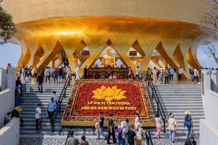 Bí ẩn sắc vàng rực rỡ của Tôn tượng Phật Câu Na Hàm Mâu Ni trên đỉnh núi Bà Đen