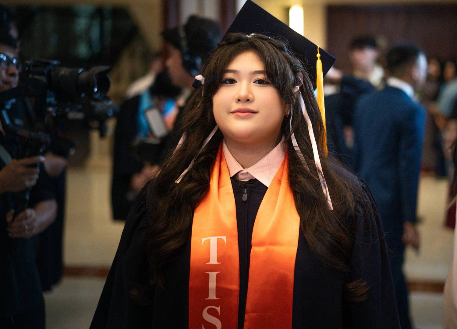 B&iacute; Ng&ocirc; trong bộ lễ phục tốt nghiệp