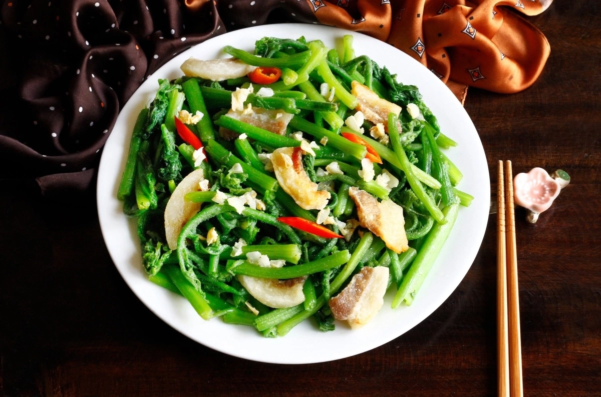 Bí quyết giữ màu xanh tươi cho rau xào: Nguyên nhân và cách khắc phục