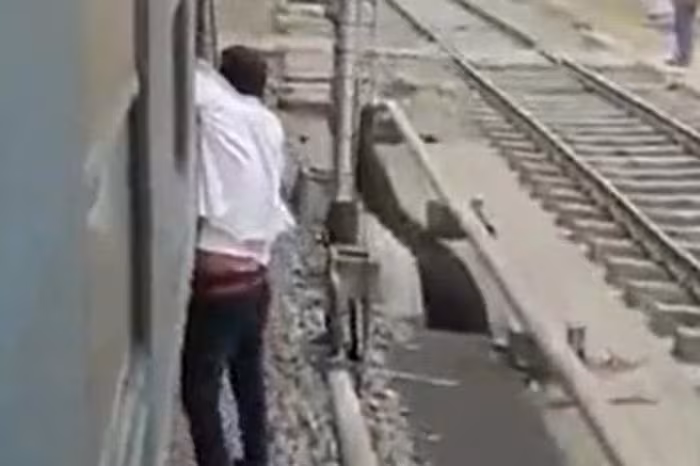 Bị treo lơ lửng trên ray: Cú giật điện thoại trên tàu hỏa Bihar khiến tên trộm trả giá cao