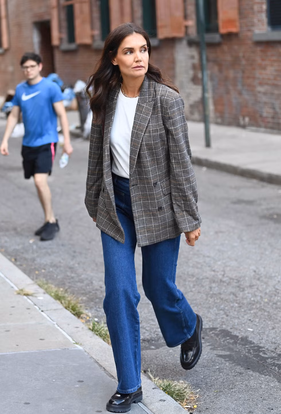 Blazer kẻ sọc phong c&aacute;ch Katie Holmes
