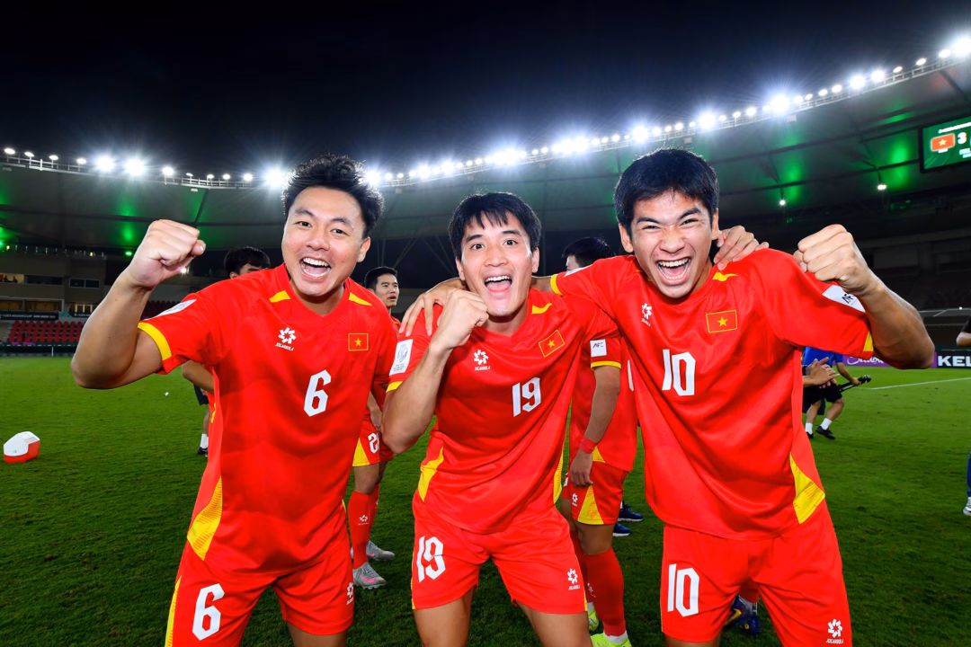 Bộ ba Th&aacute;i Sơn, Ngọc Mỹ v&agrave; Văn Thuận ăn mừng chiến thắng