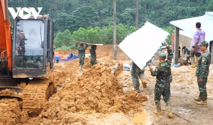 Bộ đội Đ&agrave; Nẵng hỗ trợ x&acirc;y nh&agrave; tại x&atilde; Tr&agrave; Tập