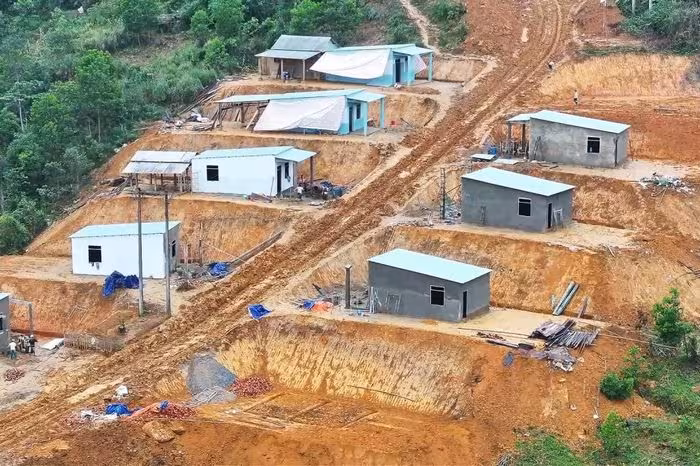 Bộ đội Đà Nẵng vượt mưa lạnh, dựng nhà cho dân miền núi – Câu chuyện cảm hứng