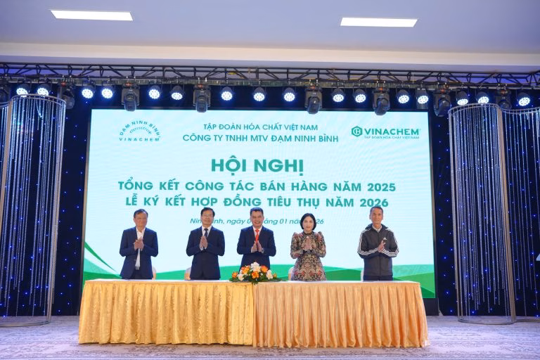 Bức ảnh chụp tại lễ k&yacute; kết hợp đồng ti&ecirc;u thụ năm 2026