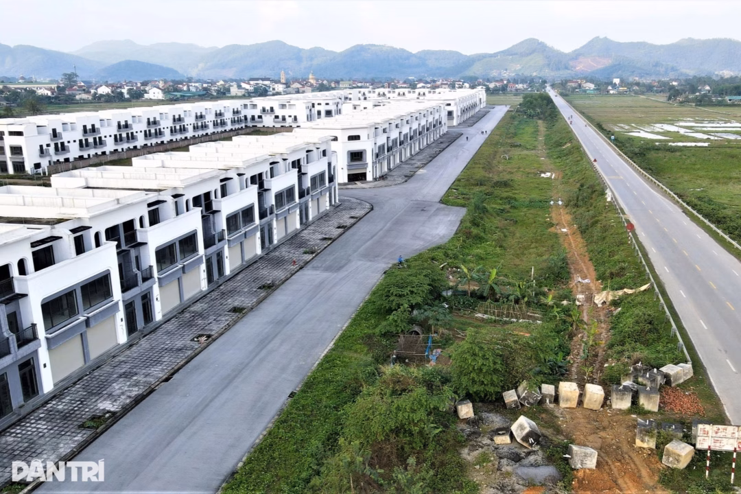 Bức tường nh&agrave; liền kề bị nứt, khu đ&ocirc; thị Bắc Phố Ch&acirc;u 1 - 2