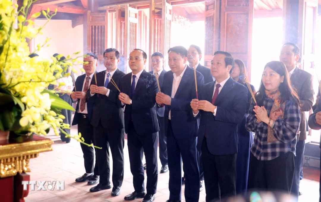 Đại biểu d&acirc;ng hương tại lễ kh&aacute;nh th&agrave;nh Khu di t&iacute;ch L&ecirc; Hữu Tr&aacute;c