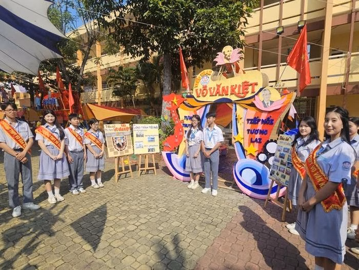 C&aacute;c học sinh ti&ecirc;u biểu tham dự hội trại