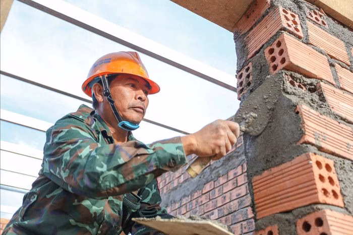 C&aacute;n bộ, chiến sĩ vượt nắng thắng mưa ho&agrave;n th&agrave;nh nh&agrave; ở