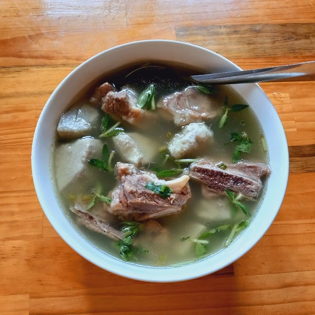 Canh khoai m&ocirc;n sườn non &ndash; vị ngọt thanh, b&ugrave;i b&eacute;o, th&iacute;ch hợp cho bữa cơm gia đ&igrave;nh