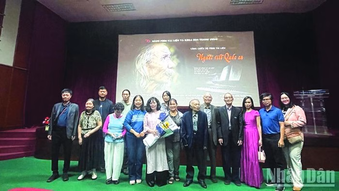 Cảnh phim t&aacute;i hiện Văn Cao trong căn g&aacute;c