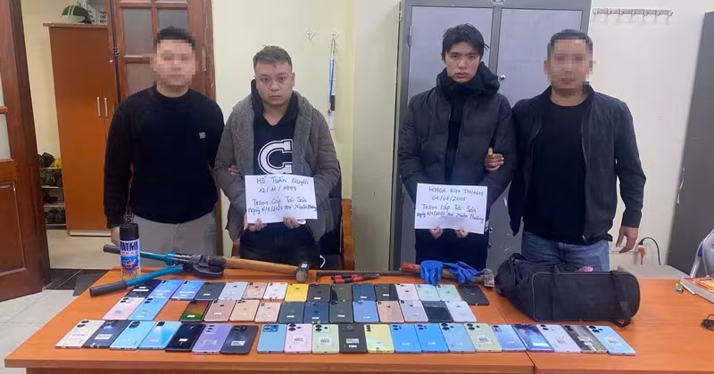 Cảnh sát Hà Nội bắt giữ 2 tên trộm 51 điện thoại trong vụ cắt khóa