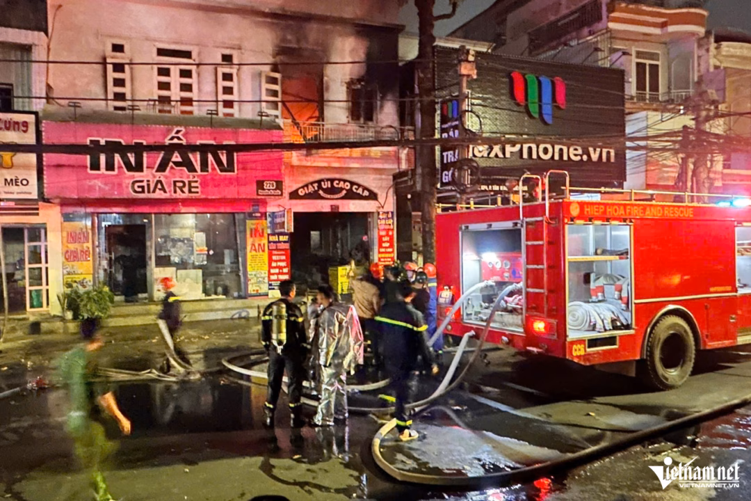 Cảnh s&aacute;t mặc &aacute;o chống ch&aacute;y l&ecirc;n tầng tr&ecirc;n để kiểm so&aacute;t đ&aacute;m ch&aacute;y