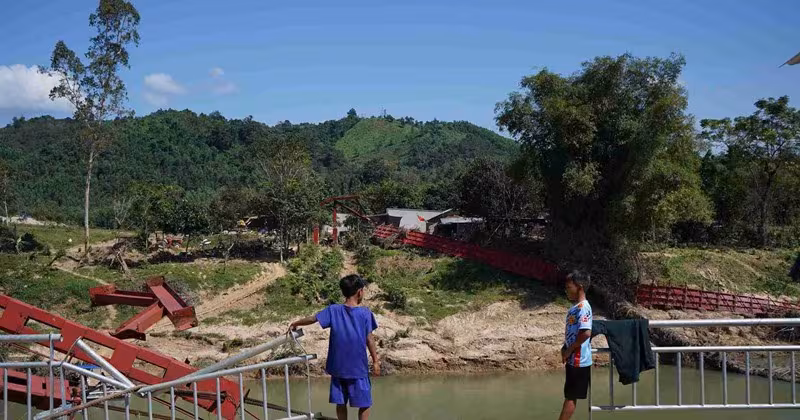 Cầu treo Ngập lũ ở Khánh Hòa: Cộng đồng tự chế xuồng & dây kéo duy trì sinh hoạt