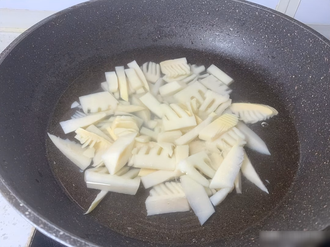 Măng m&ugrave;a đ&ocirc;ng được chần sơ