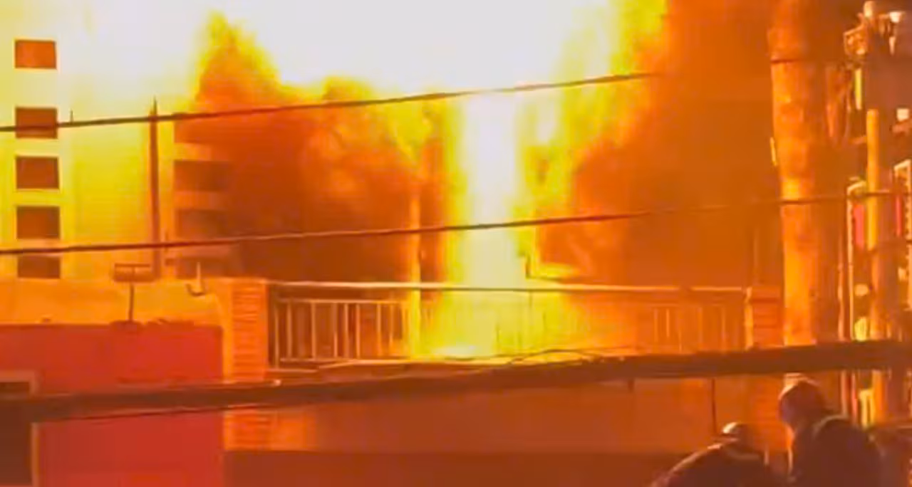 Cháy dữ dội tiệm giặt ủi Đồng Nai: Cảnh sát cứu người mắc kẹt trên mái nhà