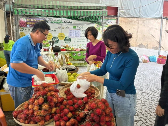 Chị Kim Phụng lựa chôm chôm tại chợ xanh, Xuân Hòa Người TP HCM săn lùng chợ quê, chợ xanh