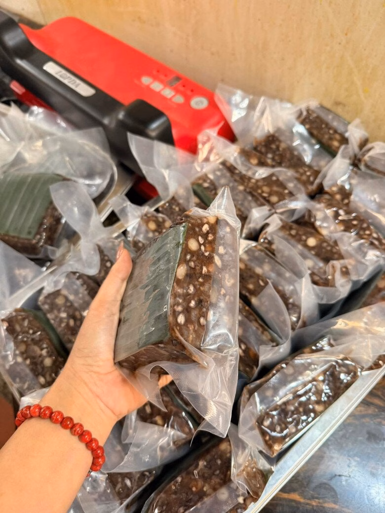 Chị Minh đang chuẩn bị khoai x&eacute;o tại chợ chung cư