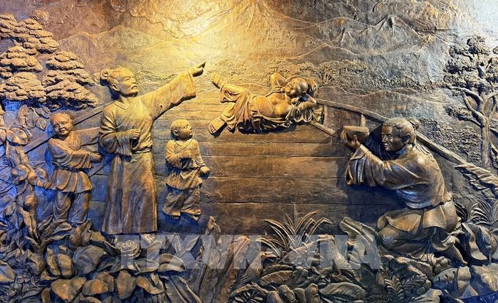 Chi tiết đi&ecirc;u khắc nội thất tượng Phật Di Lặc