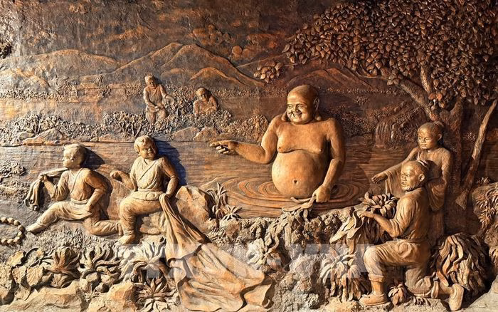 Chi tiết đi&ecirc;u khắc nội thất tượng Phật Di Lặc