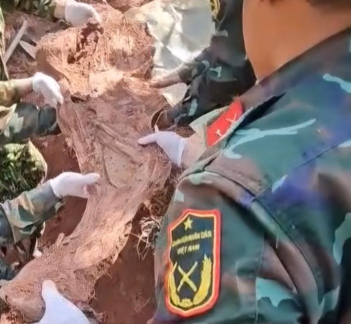 Chiếc b&uacute;t m&aacute;y khắc họa tiết v&agrave; t&ecirc;n Vương Ch&iacute; Cao