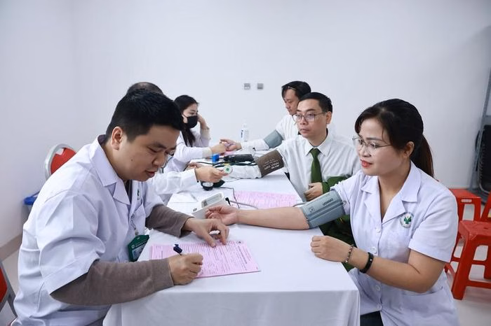 Chiến sĩ c&ocirc;ng an trao giọt m&aacute;u y&ecirc;u thương