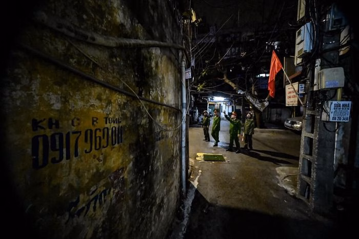 Chiến sĩ c&ocirc;ng an tuần tra trong đ&ecirc;m