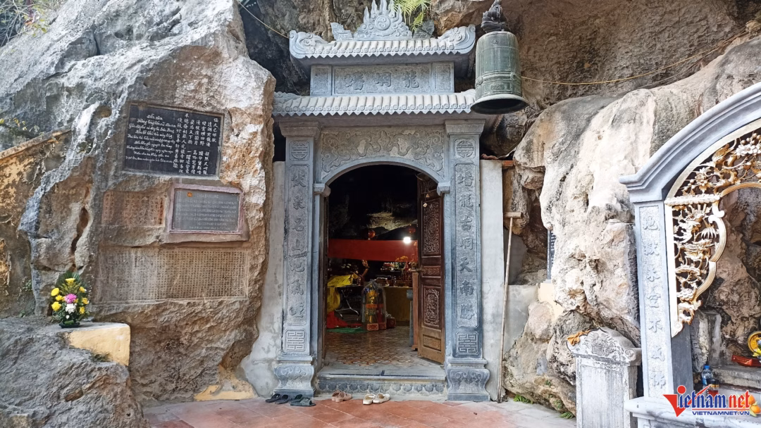 Chùa Bàn Long - hang động Ninh Bình Chùa Bàn Long trong hang động núi Đại Tượng, Ninh Bình