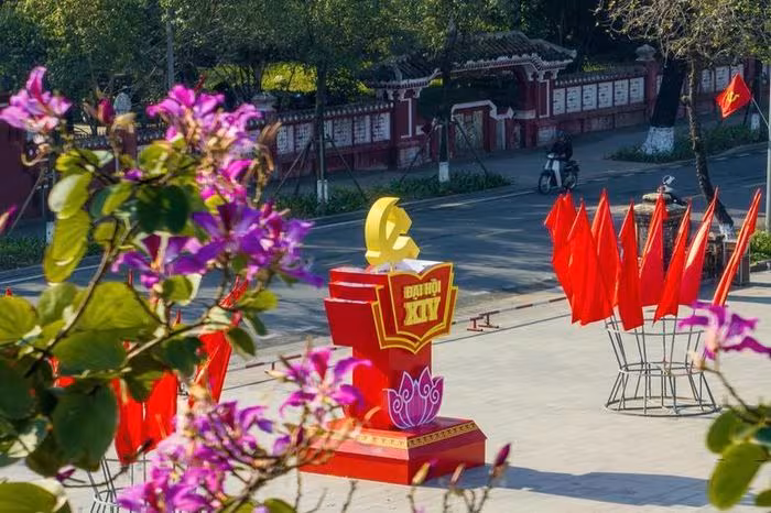 Cờ hoa rực rỡ chào mừng Đại hội XIV Đảng tại TPHCM, Huế và Đà Nẵng