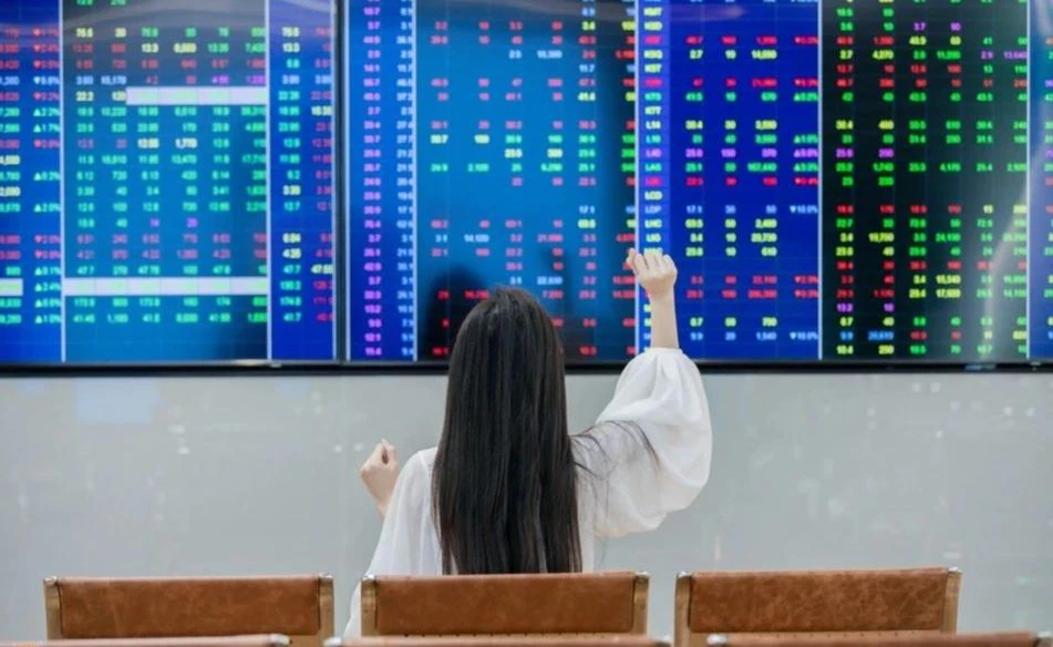 Cổ phiếu công nghệ bùng nổ: FPT dẫn đầu, VN-Index tăng xanh