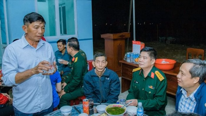 Con trai cảm ơn chiến sĩ