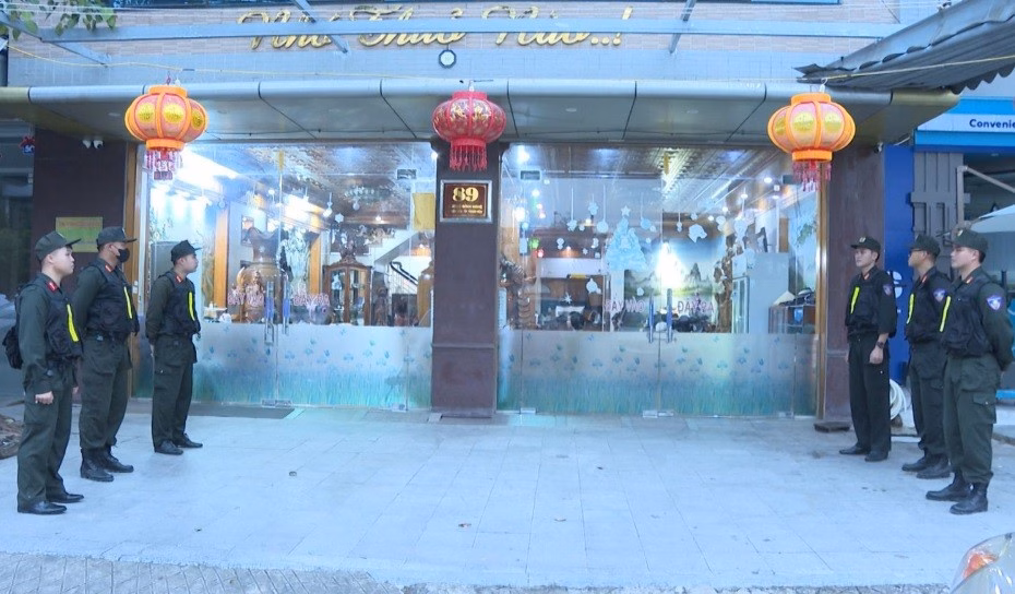 C&ocirc;ng an kh&aacute;m x&eacute;t trụ sở c&ocirc;ng ty Cường Minh