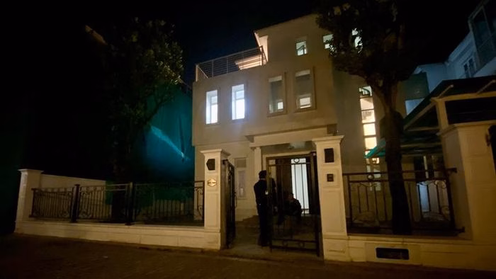 C&ocirc;ng an kiểm tra căn biệt thự v&agrave; thu giữ thiết bị