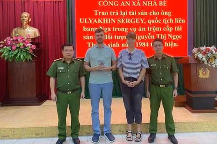 Công an xã Nhà Bè trả lại tài sản cho du khách Nga sau vụ trộm