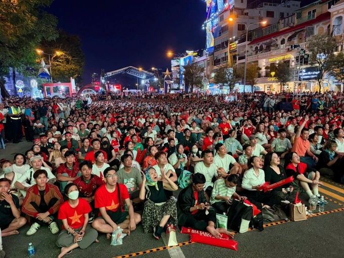 C&ocirc;ng ch&uacute;ng theo d&otilde;i trận b&aacute;n kết U23 Việt Nam tr&ecirc;n m&agrave;n h&igrave;nh LED tại Nguyễn Huệ