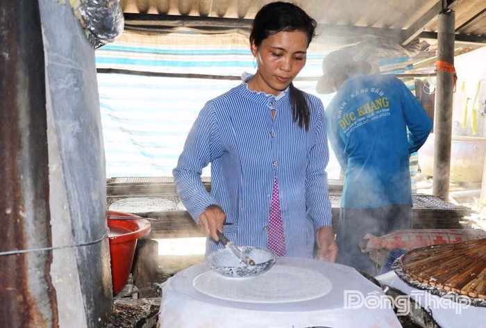 C&ocirc;ng đoạn c&aacute;n b&aacute;nh phồng sữa tại l&agrave;ng nghề C&aacute;i B&egrave;