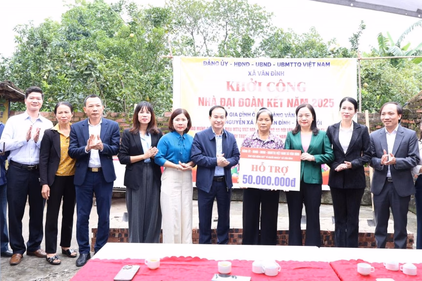 Cộng đồng đóng góp xây dựng nhà “Đại đoàn kết” cho gia đình ông Cộng Cộng đồng đóng góp xây dựng nhà “Đại đoàn kết” cho gia đình ông Cộng