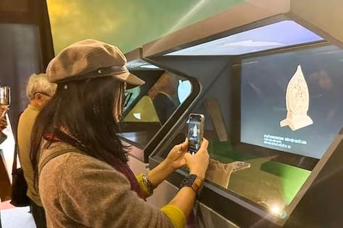 Công nghệ số đưa du khách ‘xuyên không’ khám phá Hoàng thành Thăng Long