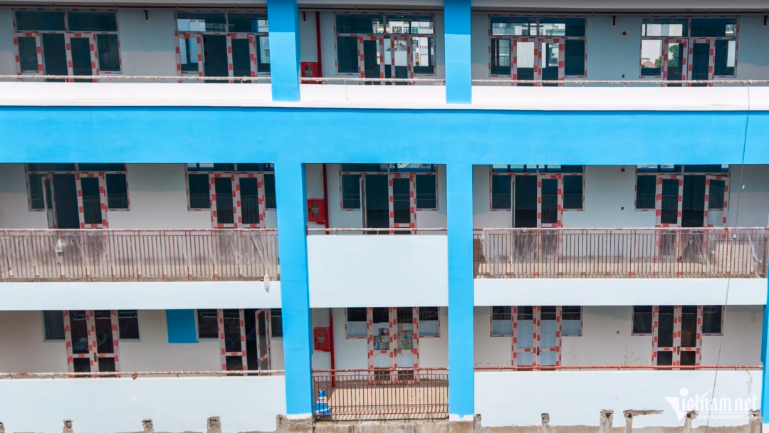 Công nhân thi công Công nhân đang thi công trên khu đất cũ nghĩa trang