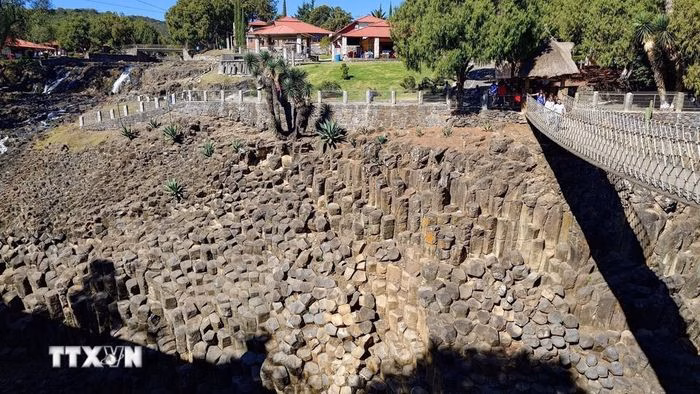 Cột đ&aacute; bazan nh&igrave;n từ tr&ecirc;n cao