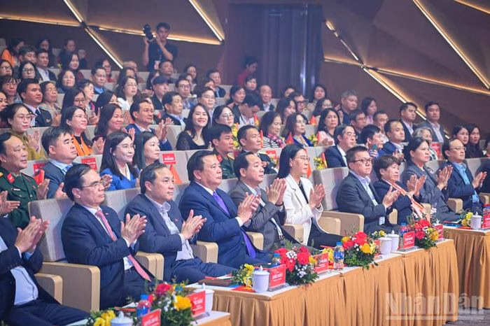 Đại biểu tham dự chương tr&igrave;nh nghệ thuật đặc biệt