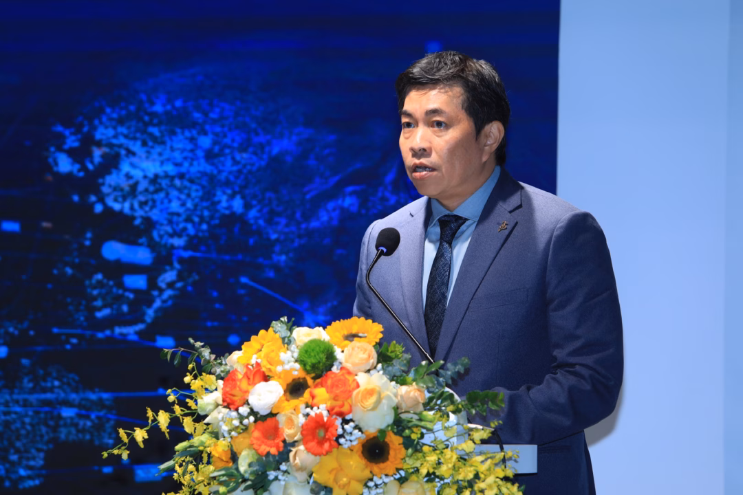 Đại diện Dassault Syst&egrave;mes giới thiệu Trung t&acirc;m Xuất sắc AI & Digital Twin