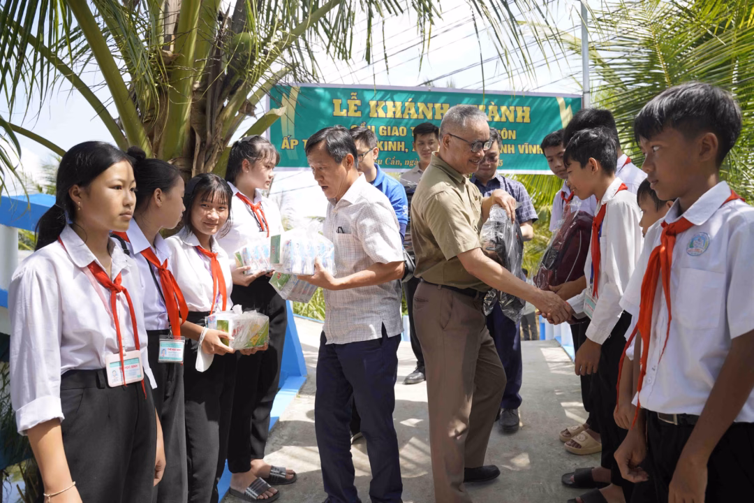 Đại diện NHNN Khu vực 2 trao qu&agrave; tặng cho học sinh