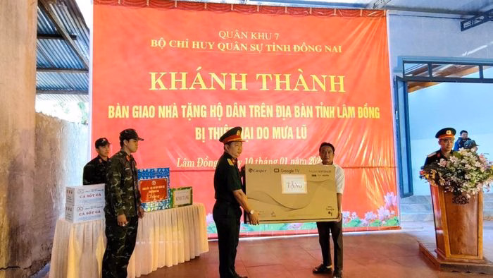 Đại diện Qu&acirc;n khu 7 trao qu&agrave; tại buổi lễ kh&aacute;nh th&agrave;nh